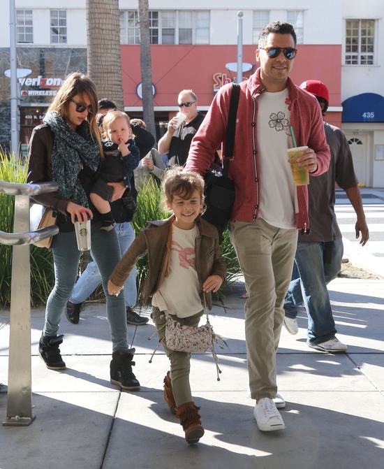 Jessica Alba z dzieciakami w Starbucks (FOTO)