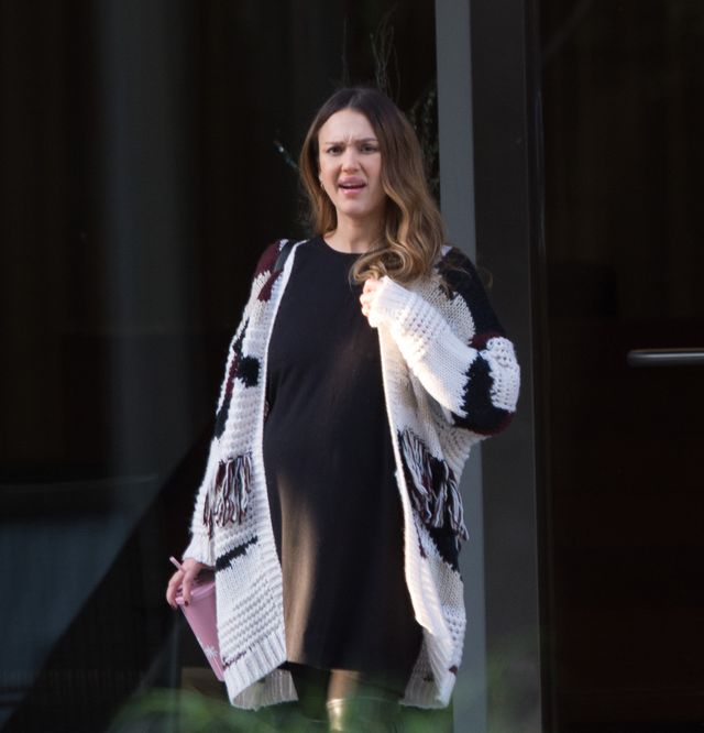 Jessica Alba z ogromnym brzuchem krzywi się na widok paparazzi (ZDJĘCIA) Jessica Alba z ogromnym brzuchem krzywi się na widok paparazzi (ZDJĘCIA)