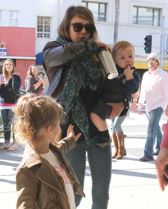 Jessica Alba z dzieciakami w Starbucks (FOTO)