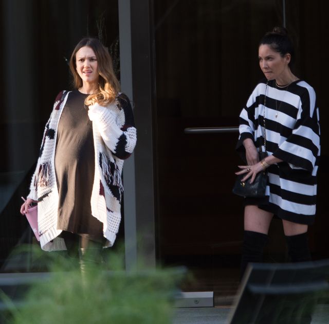 Jessica Alba z ogromnym brzuchem krzywi się na widok paparazzi (ZDJĘCIA) Jessica Alba z ogromnym brzuchem krzywi się na widok paparazzi (ZDJĘCIA)