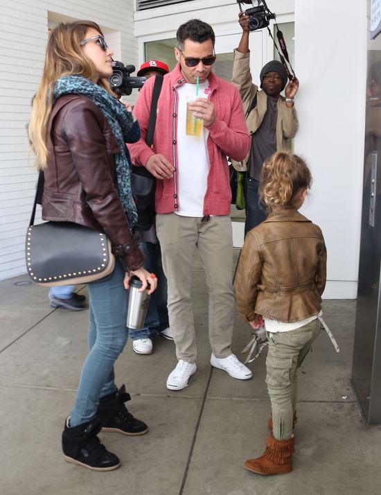 Jessica Alba z dzieciakami w Starbucks (FOTO)