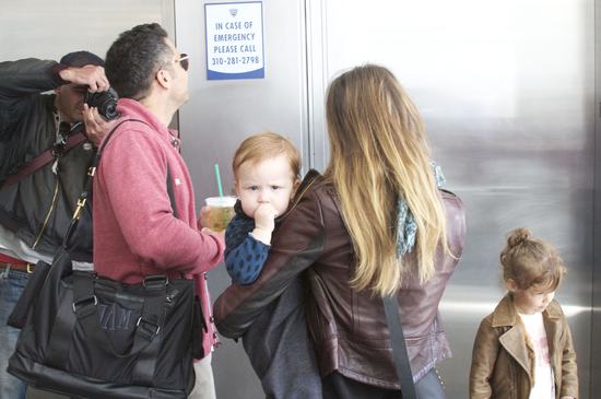 Jessica Alba z dzieciakami w Starbucks (FOTO)