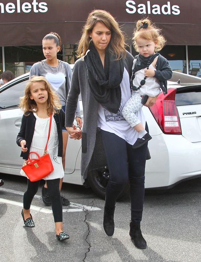 Jessica Alba z rodzina na śniadaniu i zakupach (FOTO)