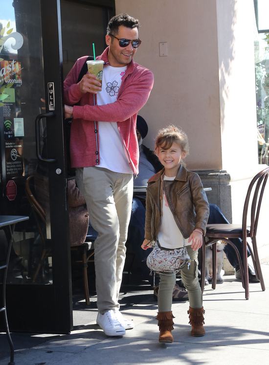 Jessica Alba z dzieciakami w Starbucks (FOTO)