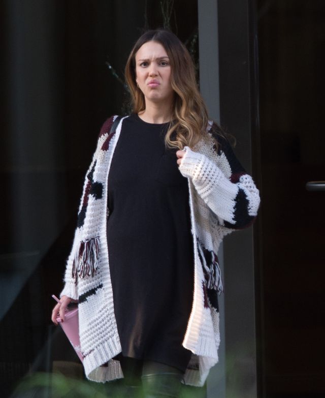 Jessica Alba z ogromnym brzuchem krzywi się na widok paparazzi (ZDJĘCIA) Jessica Alba z ogromnym brzuchem krzywi się na widok paparazzi (ZDJĘCIA)