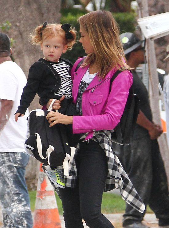 Jessica Alba bez makijażu na zakupach z córkami (FOTO)