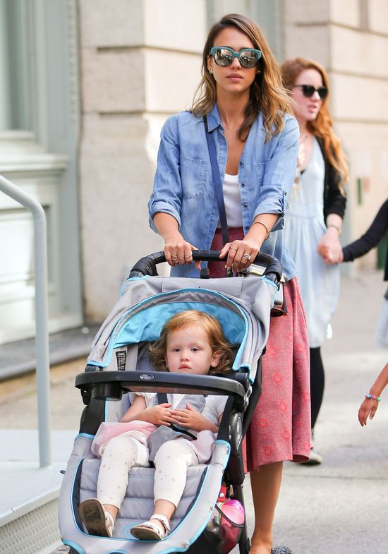 Jessica Alba na spacerze niczym na wybiegu (FOTO)