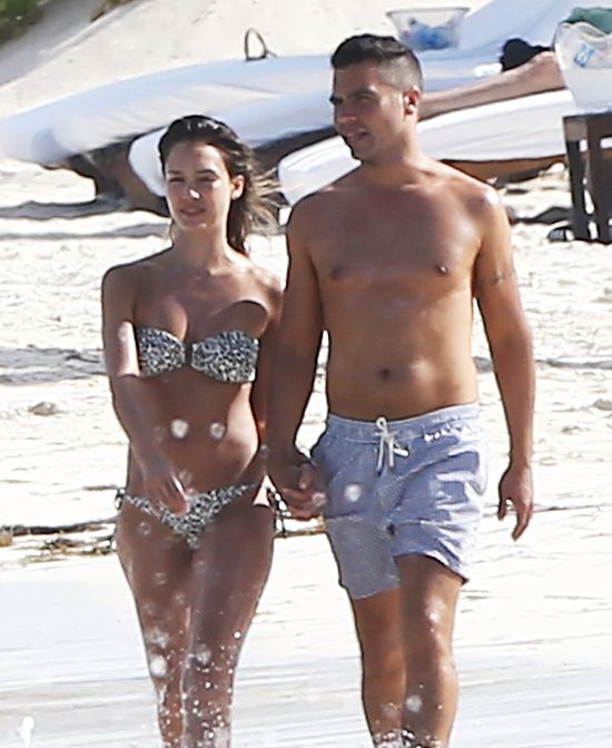 Jessica Alba przyłapana na urlopie ma się czym pochwalić! 