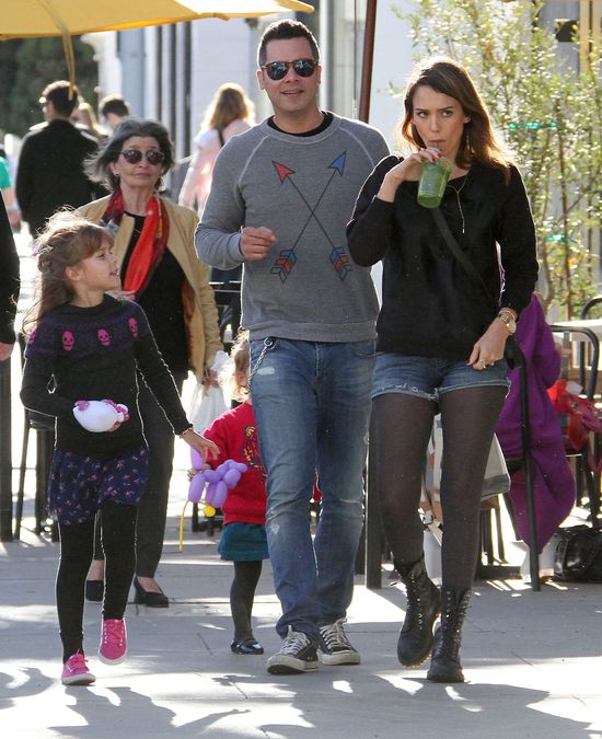 Jessica Alba pokazuje nogi na rodzinnym spacerze (FOTO)