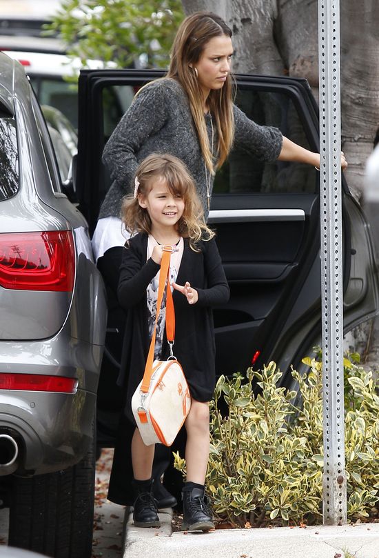 Jessica Alba z córeczką w drodze do szkoły (FOTO)