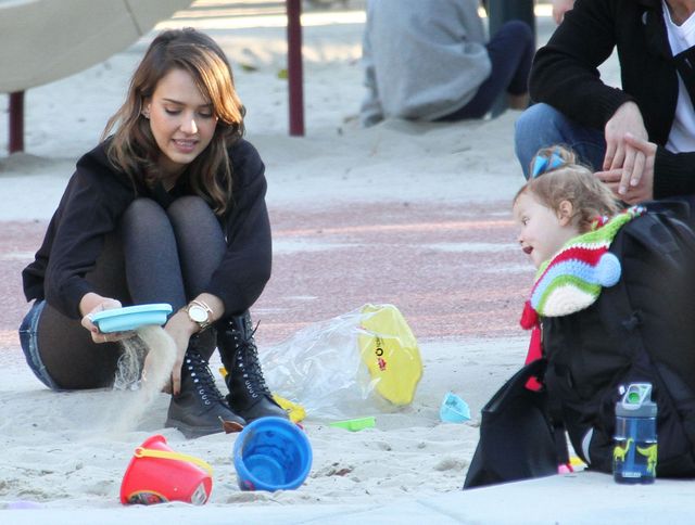 Jessica Alba pokazuje nogi na rodzinnym spacerze (FOTO)