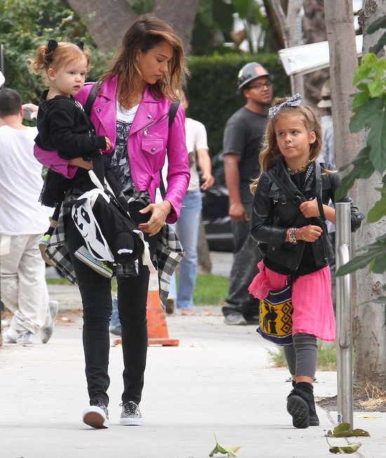 Jessica Alba bez makijażu na zakupach z córkami (FOTO) Jessica Alba bez makijażu na zakupach z córkami (FOTO)