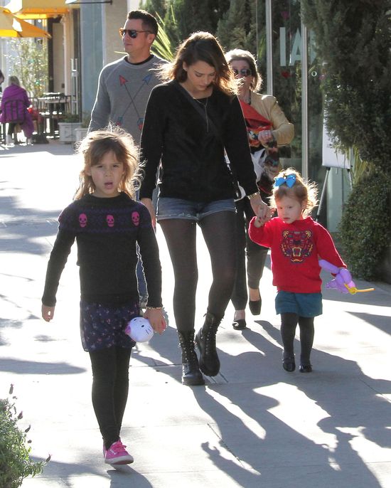 Jessica Alba pokazuje nogi na rodzinnym spacerze (FOTO)