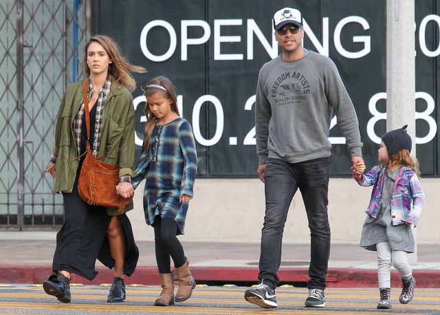 Dlaczego mąż Jessiki Alby ma nietęgą minę? (FOTO) Dlaczego mąż Jessiki Alby ma nietęgą minę? (FOTO)