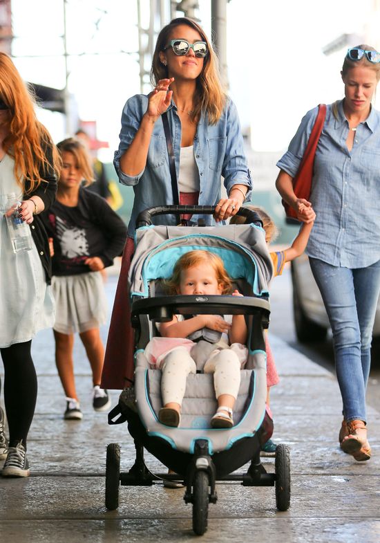 Jessica Alba na spacerze niczym na wybiegu (FOTO) Jessica Alba na spacerze niczym na wybiegu (FOTO)