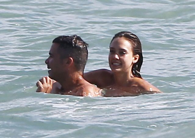 Jessica Alba przyłapana na urlopie ma się czym pochwalić! 