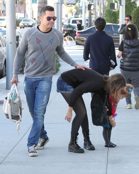 Jessica Alba pokazuje nogi na rodzinnym spacerze (FOTO)