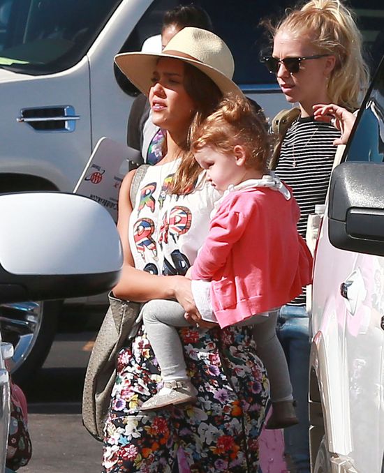 Jessica Alba modna nawet w podróży? (FOTO)