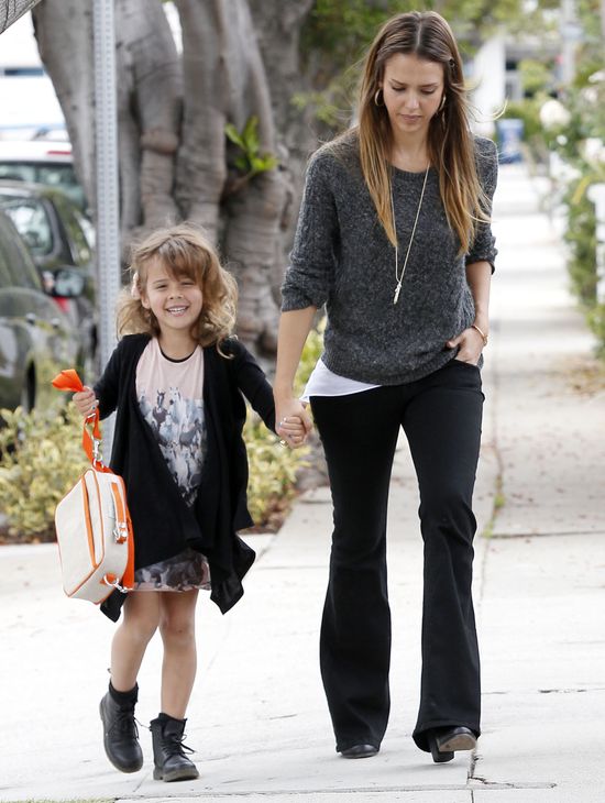 Jessica Alba z córeczką w drodze do szkoły (FOTO)