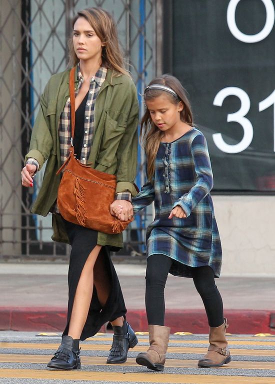 Dlaczego mąż Jessiki Alby ma nietęgą minę? (FOTO) Dlaczego mąż Jessiki Alby ma nietęgą minę? (FOTO)