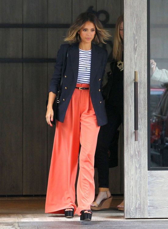 Skąd Jessica Alba bierze na TO siły? (FOTO)