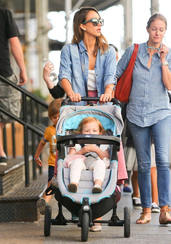 Jessica Alba na spacerze niczym na wybiegu (FOTO) Jessica Alba na spacerze niczym na wybiegu (FOTO)