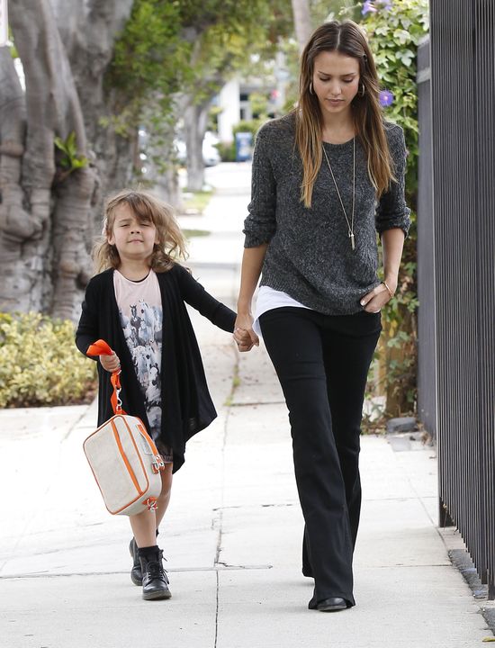 Jessica Alba z córeczką w drodze do szkoły (FOTO)