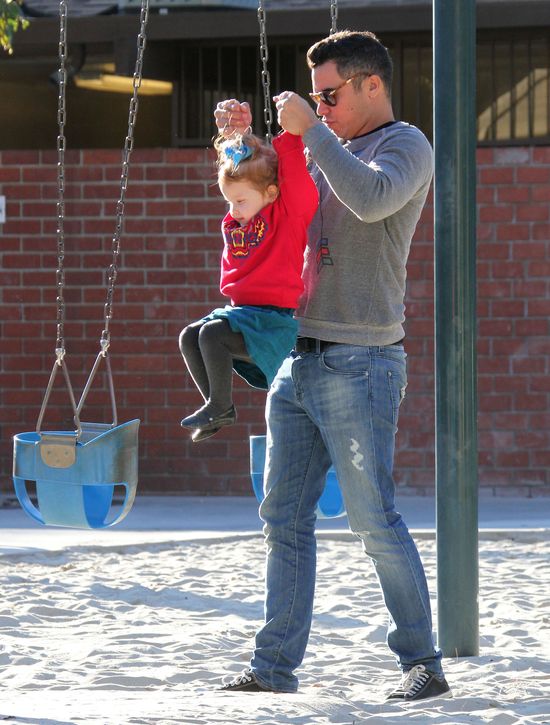 Jessica Alba pokazuje nogi na rodzinnym spacerze (FOTO)