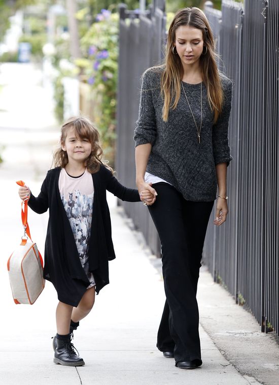 Jessica Alba z córeczką w drodze do szkoły (FOTO)