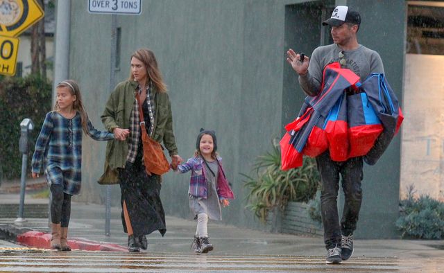 Dlaczego mąż Jessiki Alby ma nietęgą minę? (FOTO) Dlaczego mąż Jessiki Alby ma nietęgą minę? (FOTO)