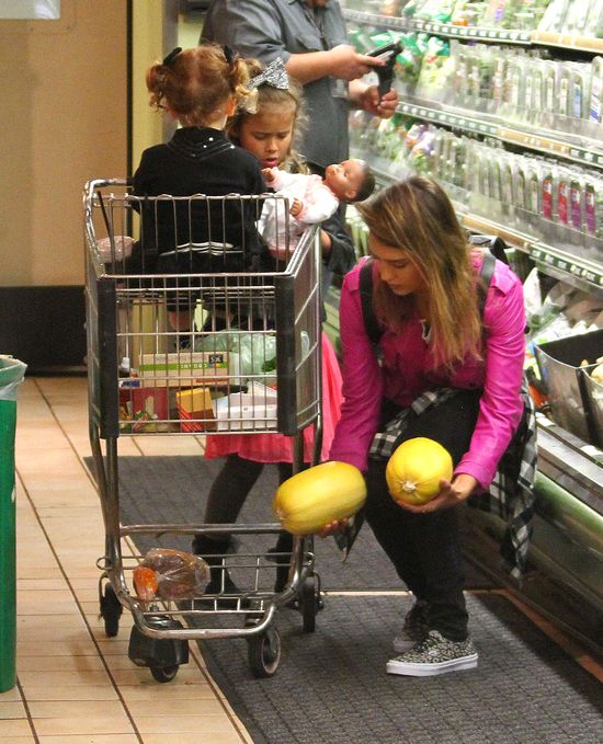 Jessica Alba bez makijażu na zakupach z córkami (FOTO) Jessica Alba bez makijażu na zakupach z córkami (FOTO)