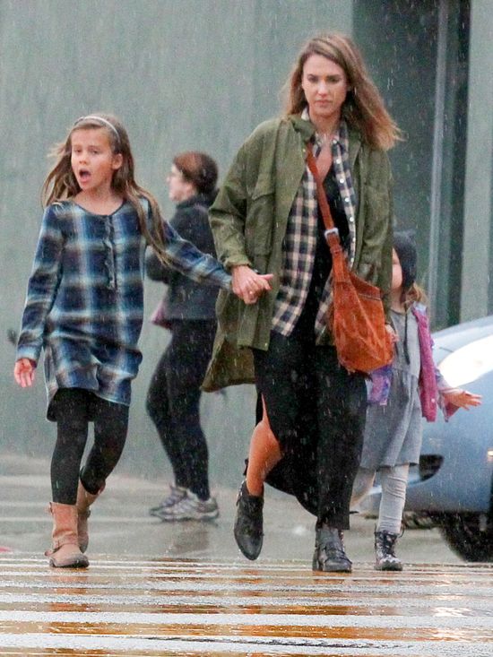 Dlaczego mąż Jessiki Alby ma nietęgą minę? (FOTO) Dlaczego mąż Jessiki Alby ma nietęgą minę? (FOTO)