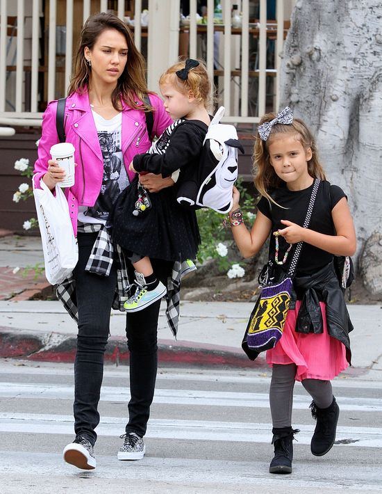 Jessica Alba bez makijażu na zakupach z córkami (FOTO) Jessica Alba bez makijażu na zakupach z córkami (FOTO)