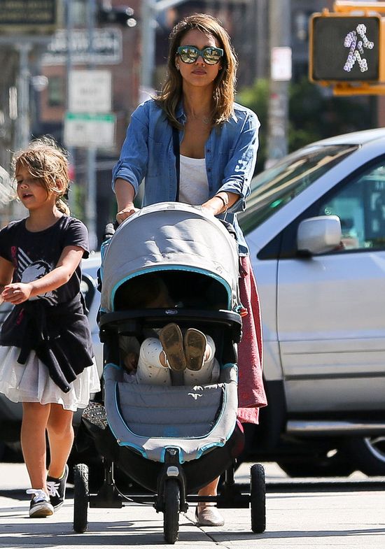 Jessica Alba na spacerze niczym na wybiegu (FOTO) Jessica Alba na spacerze niczym na wybiegu (FOTO)