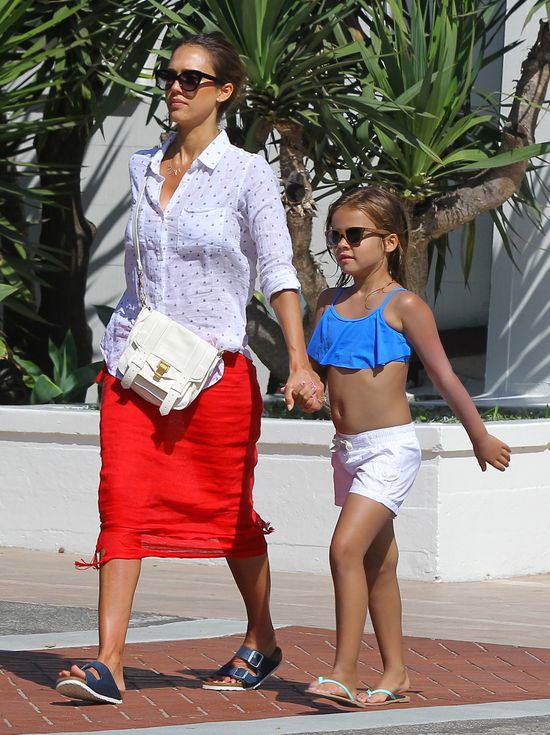 Jessica Alba przyłapana w bikini (FOTO) Jessica Alba przyłapana w bikini (FOTO)