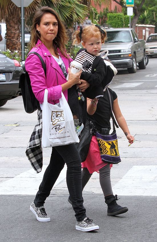 Jessica Alba bez makijażu na zakupach z córkami (FOTO) Jessica Alba bez makijażu na zakupach z córkami (FOTO)