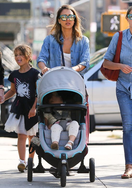 Jessica Alba na spacerze niczym na wybiegu (FOTO) Jessica Alba na spacerze niczym na wybiegu (FOTO)