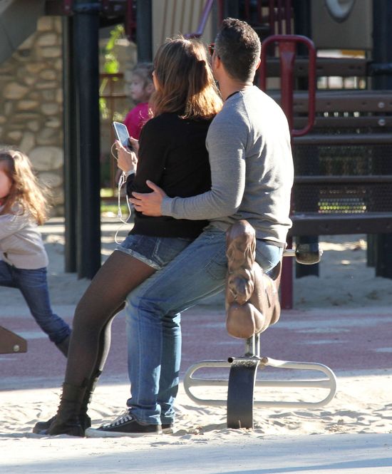 Jessica Alba pokazuje nogi na rodzinnym spacerze (FOTO)