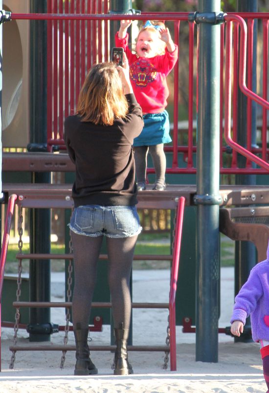 Jessica Alba pokazuje nogi na rodzinnym spacerze (FOTO)