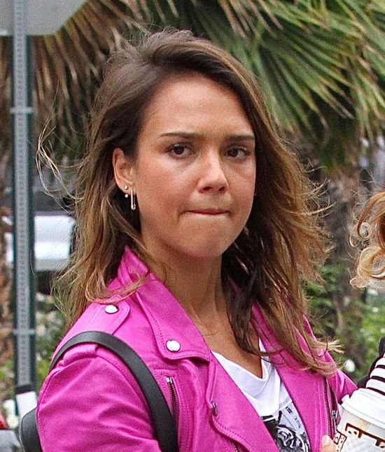 Jessica Alba bez makijażu na zakupach z córkami (FOTO) Jessica Alba bez makijażu na zakupach z córkami (FOTO)