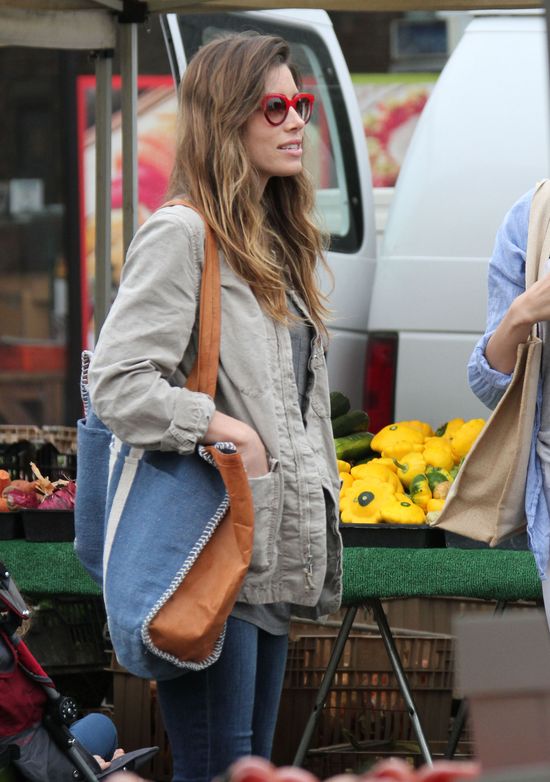 Jessica Biel robi zakupy na targu (FOTO)