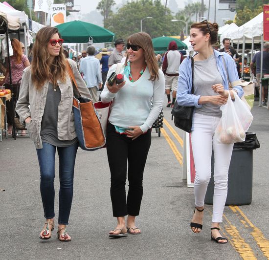 Jessica Biel robi zakupy na targu (FOTO) Jessica Biel robi zakupy na targu (FOTO)