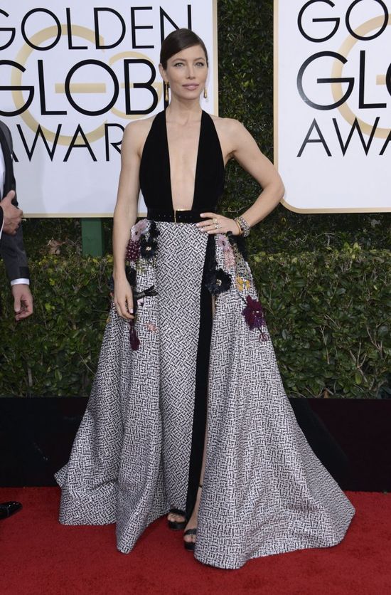 Jessica Biel królową Złotych Globów. Jej kreacja powala! (FOTO)