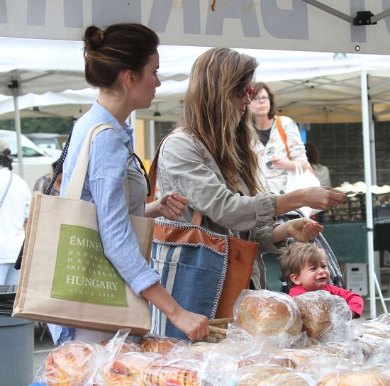 Jessica Biel robi zakupy na targu (FOTO) Jessica Biel robi zakupy na targu (FOTO)