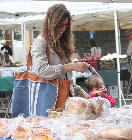 Jessica Biel robi zakupy na targu (FOTO) Jessica Biel robi zakupy na targu (FOTO)