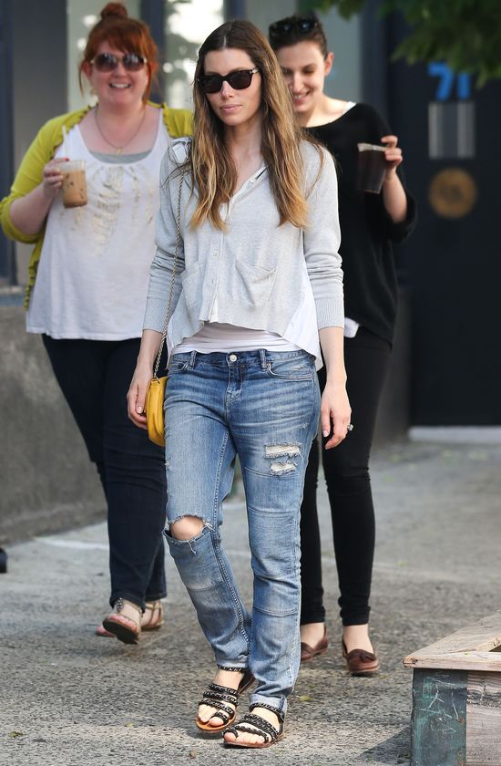 Jessica Biel w podartych jeansach (FOTO)