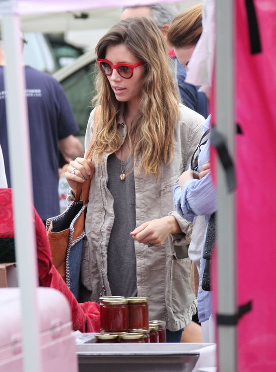 Jessica Biel robi zakupy na targu (FOTO) Jessica Biel robi zakupy na targu (FOTO)