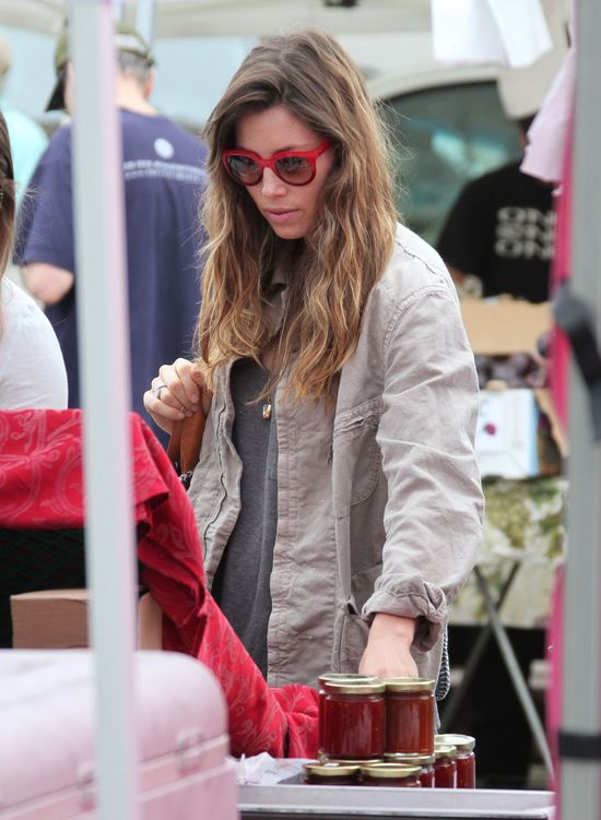 Jessica Biel robi zakupy na targu (FOTO) Jessica Biel robi zakupy na targu (FOTO)