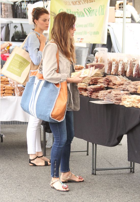 Jessica Biel robi zakupy na targu (FOTO) Jessica Biel robi zakupy na targu (FOTO)