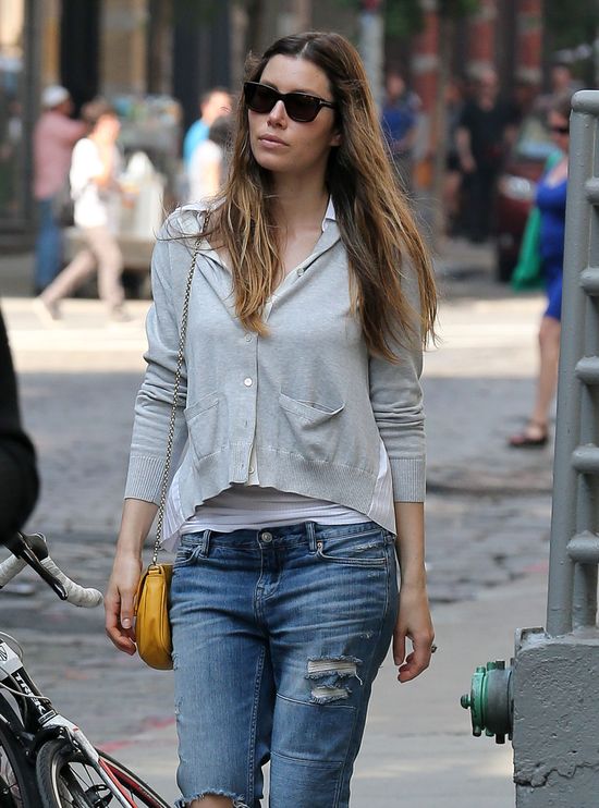 Jessica Biel w podartych jeansach (FOTO)
